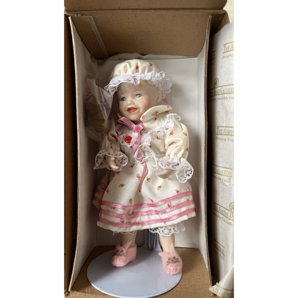 Ashton-Drake Yolanda Bello Picture-Perfect Babies Sarah Porcelain Stand 6"